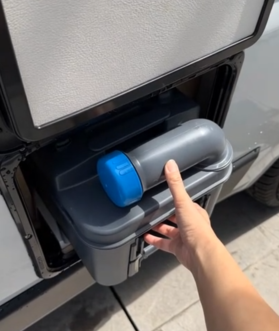 九歐旅行家露營車黑水箱抽取操作示意