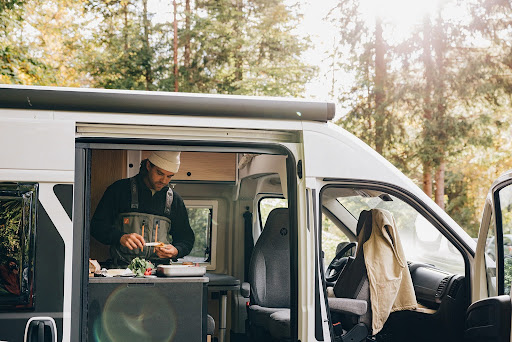 租露營車能開伙嗎？車上廚房設備、料理方式與使用注意事項