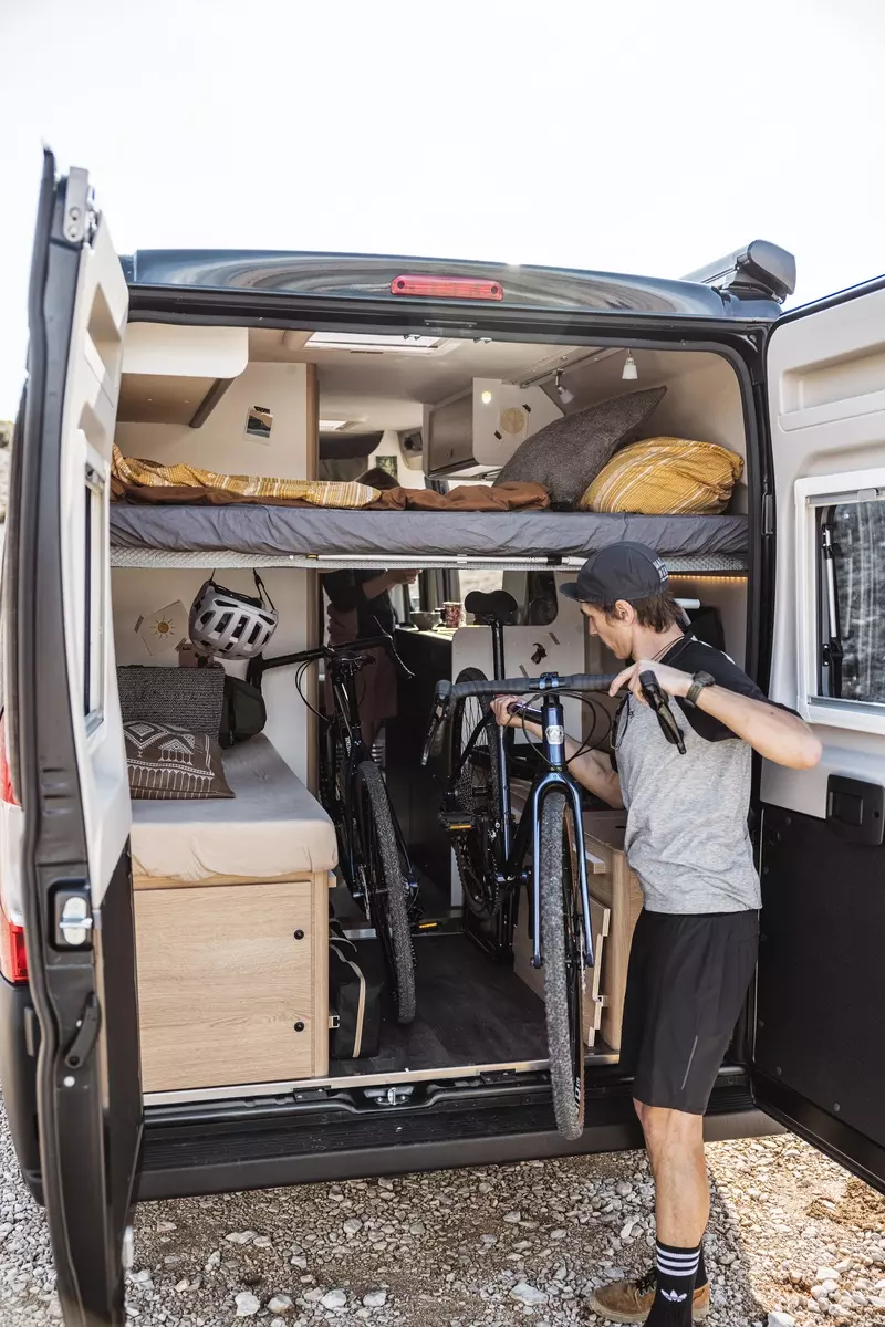 車輛外觀 - 車尾開門