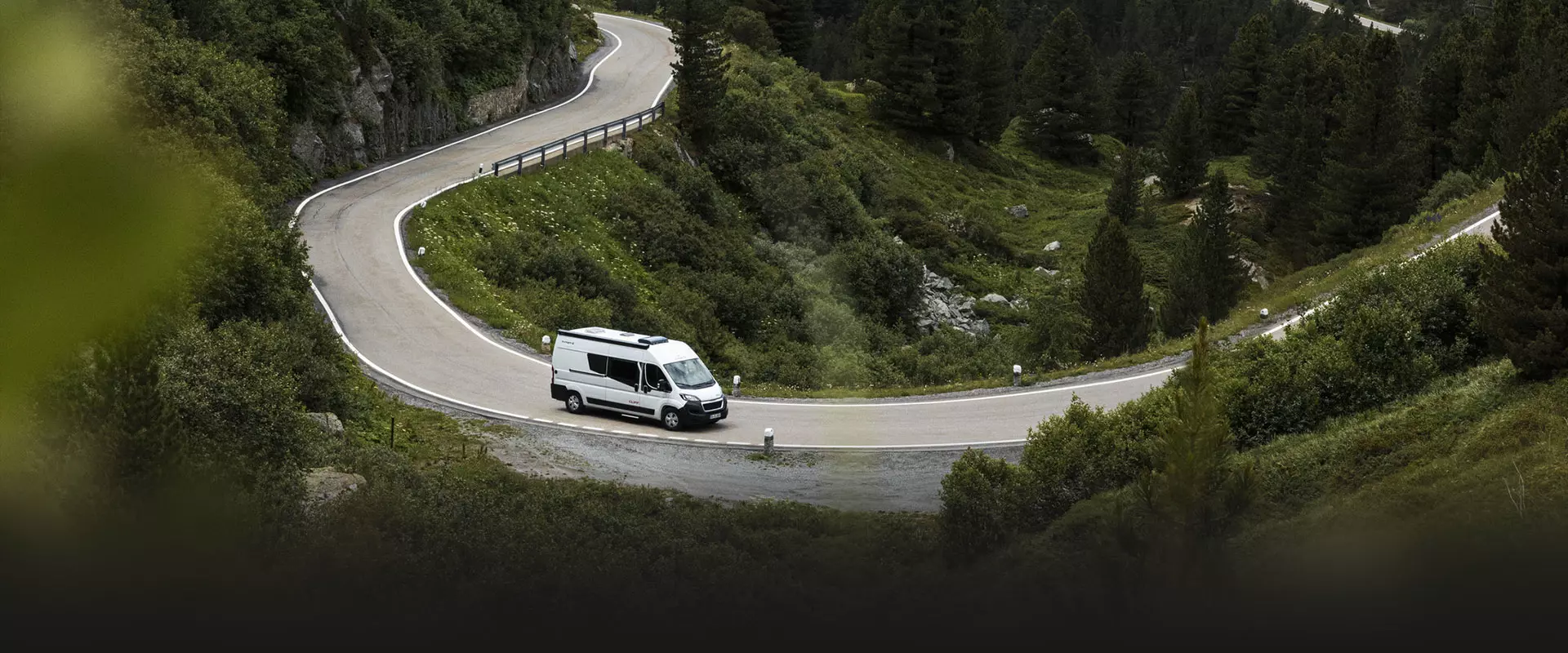 山路上的露營車